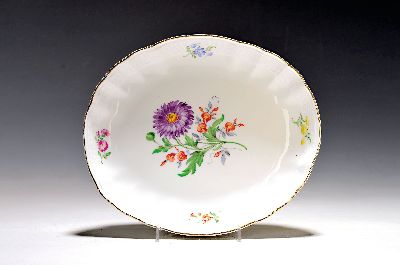 Ovale Schale, Meissen, 20. Jh., 2. Wahl, korbartig reliefierter Rand, Blumenmalerei, Goldrand, ca. 4x22x19cm