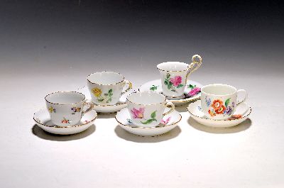 10 Mokkatassen mit 8 Untertassen, Meissen, 20. Jh., darunter gelbe Rose, rote Rose, gestreute Blumen, Blume I, Goldränder