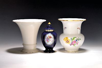 2 Vasen und eine Deckelvase, KPM Berlin, 20. Jh., 1x Trichtervase, weiß, H. ca. 18.5 cm, 1x Balustervase mit Blumenmalerei und Schmetterlingen, ...