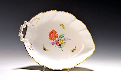 Blattschale, KPM Berlin, 20. Jh., Modell Kurland, Goldstaffage, Blumenmalerei mit Schmetterlingen, ca. 5x24x18.5cm