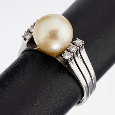 18 kt Gold Perl-Brillant-Ring, WG 750/000, mittig cremefarb. Zuchtperle, D. ca. 9.1 mm, 6Brillanten zus. ca. 0.18 ct Weiß/si, RW 56, ca. 5.2 g