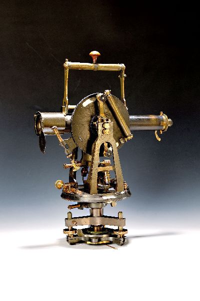 Theodolith, Troughton & Simms Ltd, London, Nr. 20143, um 1900, Messing, brüniert, altersbedingte Gebr.spuren, orig. Kasten, ca. 50 cm