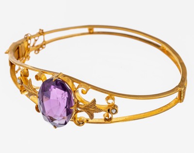 Amethyst-Armreif, um 1890-1900, 800er Silber feuervergoldet, feine filigrane Arbeit,ovalfacett. Amethyst, ca. 5.9 x 5 cm, Klappscharnier, ...