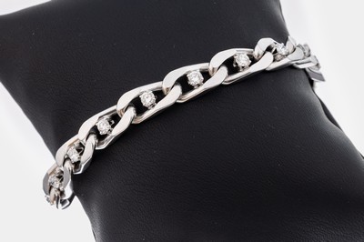 18 kt Gold Brillant-Armband, WG 750/000, schwere qualitätvolle Verarbeitung, 18 Brillanten zus. ca. 1.80 ct Weiß/vs, L. ca. 20.5 cm, Kastenschloss ...