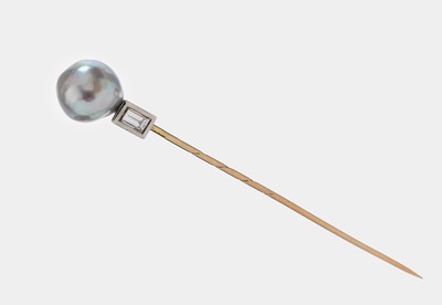 14 kt Gold Perl-Diamant-Krawattennadel, GG/WG 585/000, barocke Zuchtperle, D. ca. 10 mm, 1 Diamant-Baguette und 1 Brillant zus. ca.0.30 ct Weiß/si, ...