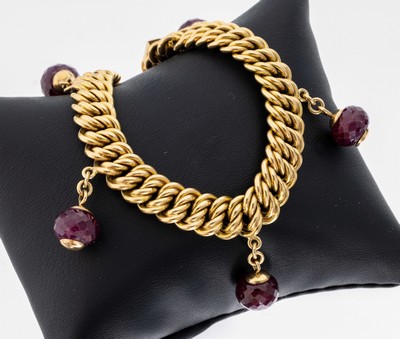 18 kt Gold Rubin-Armband, GG 750/000, ineinander verschlungene Ösen, 6 bewegl. Abhängungen mit facett. Rubin-Kugeln zus. ca. 55 ct, Facettenkanten ...