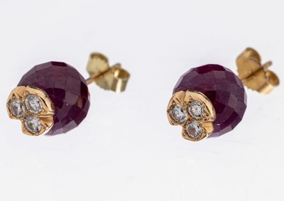Paar 14 kt Gold Rubin-Brillant-Ohrstecker, GG 585/000, 2 facett. Rubin-Kugeln zus. ca. 18 ct, 6 Brillanten zus. ca. 0.30 ct Weiß/si, ca. 5.3 g