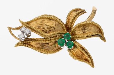 18 kt Gold Smaragd-Brillant-Anhänger, 1960er Jahre, GG/WG 750/000, floral, 3 rundfacett.Smaragde zus. ca. 0.20 ct, 3 in WG gefasste Brillanten zus. ...