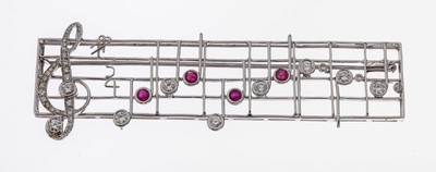 18 kt Gold Brillant-Rubin-Brosche, WG 750/000, qualitätvolle Verarbeitung, Darstellung eines Notenblatts, Notenschlüssel und Noten, 34 Brillanten ...