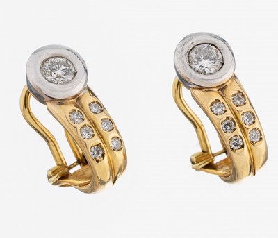 Paar 14 kt Gold Brillant-Ohrclips, GG/WG 585/000, 2 in WG gefasste Brillanten zus. ca. 0.50 ct Weiß/p, 6 in GG gefasste Brillanten zus. ca. 0.12 ct ...