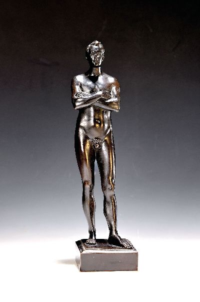 Bronzefigur, Anfang 20. Jh., stehender Männerakt mit verschränkten Armen, H. ca. 37 cm