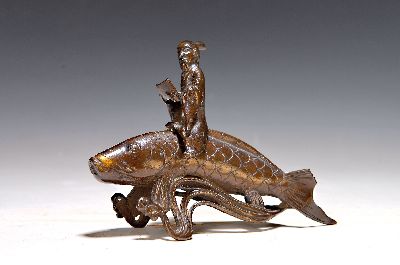 Figur, China, um 1900, Metall patiniert, unsterblicher Qin Garo auf einem Koi-Fisch reitend, eine Schwanzflosse best., ca. 11 x 14 cm