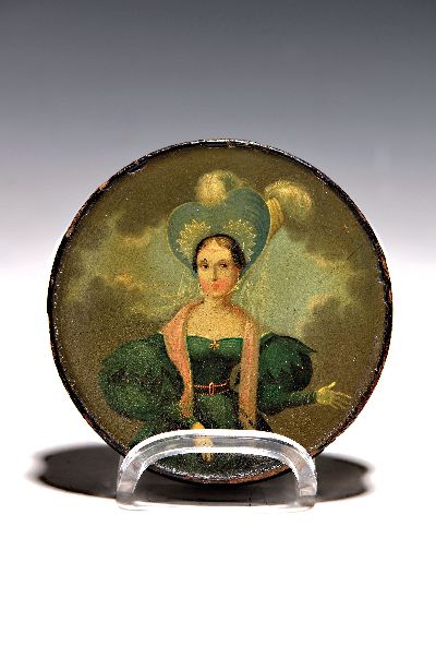 Runde Lackdose, Biedermeier, um 1820/30, Damenporträt mit Hut, feine Bemalung, leichte Altersschäden, D. ca. 9.8 cm, H. ca. 2 cm