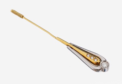 18 kt Gold Brillant-Nadel, GG/WG 750/000, ungewöhnliche Gestaltung, in WG gefasster Brillant ca. 0.21 ct Weiß/si, 3 Brillanten zus. ca. 0.06 ct ...