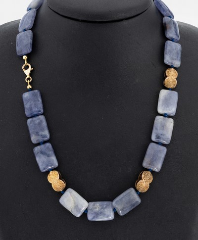 Iolith-Collier, 18 rechteckige muggelige Iolith-Glieder, Zwischenglieder und Karabinerschließe 925er Silber verg., L. ca. 45 cm, einige Steine mit ...