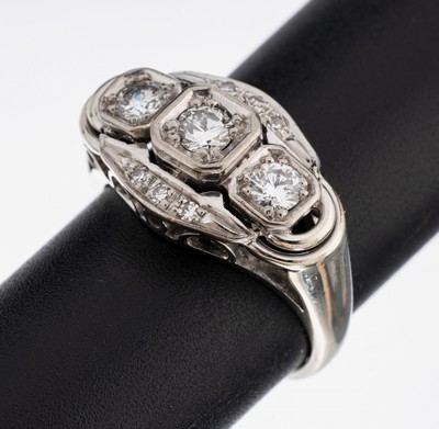 14 kt Gold Diamant-Ring, 1950er Jahre, WG 585/000, mittig 3 Brillanten zus. ca. 0.60 ct Weiß/si, 6 8/8-Diamanten zus. ca. 0.06 ct Weiß/si, ...