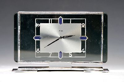 Tischuhr, Kienzle, Entw. Heinrich Möller, um 1935, Metallgehäuse verchromt, Zifferblatt mit Lapislazuli, hinter Glas, 13x21 cm, ungeprüft