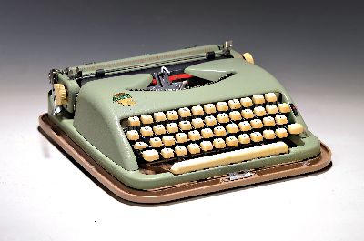 Reiseschreibmaschine ABC, Entw. Wilhelm Wagenfeld (1900-1990), Koch's-Adler, Bielefeld, um 1955, Stahlblech, Minzgrün lackiert, ...