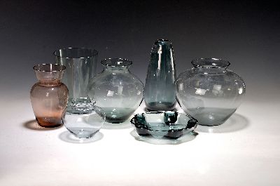 Sammlung aus 9 Glasvasen und einem Ascher, Entw. Wilhelm Wagenfeld (1900-1990) für WMF, 1950er-Jahre, unterschiedlich rauchfarben getöntes Glas, ...