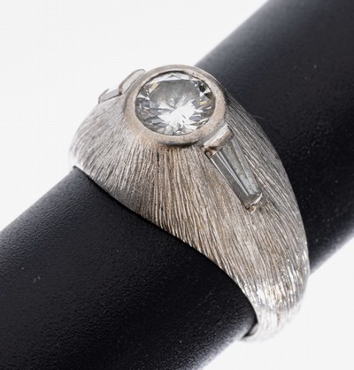 18 kt Gold Diamant-Ring, WG 750/000, Oberfläche strukturiert, mittig Brillant ca. 0.50 ct Weiß/si, seitl. 2 Diamant-Trapeze zus. ca. 0.18 ct ...