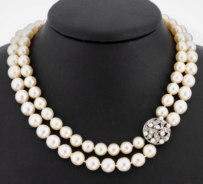Perl-Collier mit 18 kt Gold Perl-Diamant- Schließe, WG 750/000, 2-rhg., 1 Strang, Perld. ca. 7.6 mm, 1 Strang Perld. ca. 8.8 mm,Schließe mit kl. ...