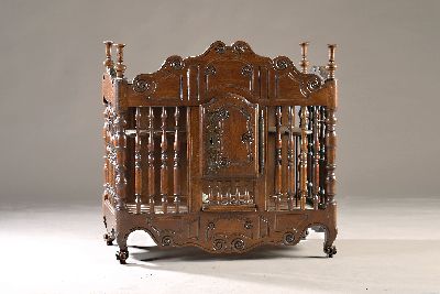 Panetiere oder Brotkasten, Frankreich, ausgehendes 19.Jh., Nußbaum, neoklassizistische Form, dreiseitig geöffneter und durch gedrechselter ...