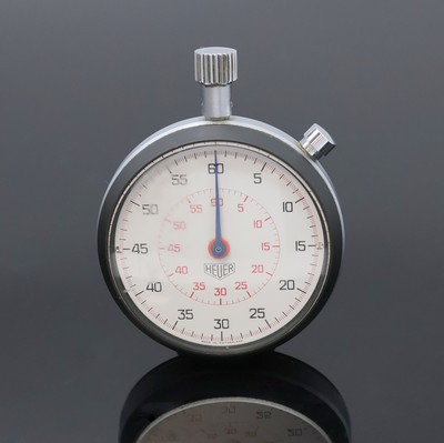 HEUER Einhand-Stoppuhr, Schweiz um 1970, matt. Geh., geschw. Boden u. Glasrand aufgedr., emailfarb. Zifferbl., gebl. u. roter Zeiger, Kal. 7710, 7 ...