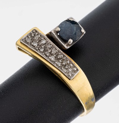 14 kt Gold Saphir-Diamant-Ring, GG/WG 585/000, gegenläufig gearbeitet, rundfacett. Saphir ca. 1.0 ct, 13 8/8-Diamanten zus. ca. 0.07 ct Weiß/p1, ...