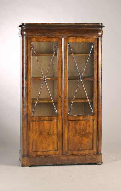Biedermeiervitrine/Bücherschrank norddeutsch, um 1835/40, Mahagonifurnier, Pfeilversprossung, vier Einlegeböden, kassettiert, ca. 175 x 107 x 46 ...