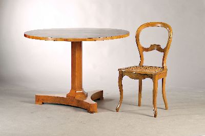 Sitzgruppe, deutsch, um 1830-70,, Biedermeiertisch, Nussbaumfurnier, z.T. auf Nussbaum massiv, H. 80 cm, D. ca. 112 cm, dazu vier Stühle, Nussbaum ...