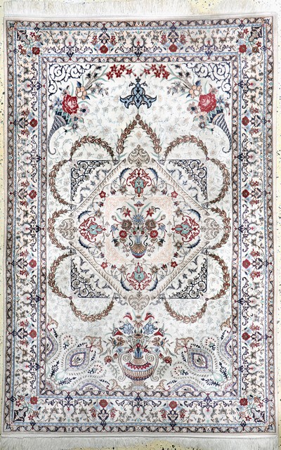 Nain fein, Persien, Mitte 20.Jhd., Korkwolle mit Seide, ca. 195 x 128 cm, EHZ: 2,reinigungsbedürftig