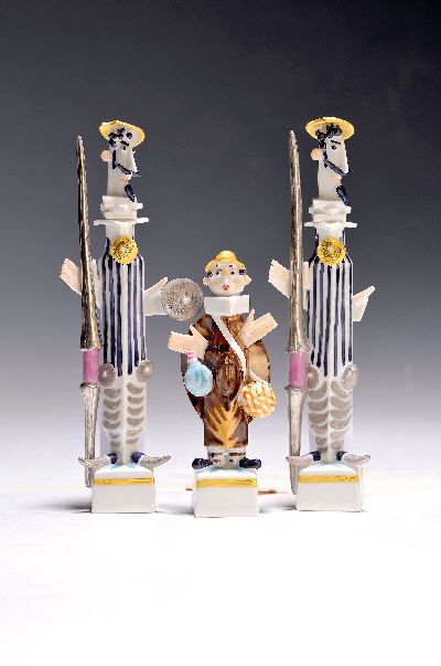 3 Porzellanfiguren, Meissen, Entwurf Peter Strang, 2 x Don Quichotte (1 x besch.) und San Pancho, bemalt, Goldstaffage, H. ca. 14/ 9 cm