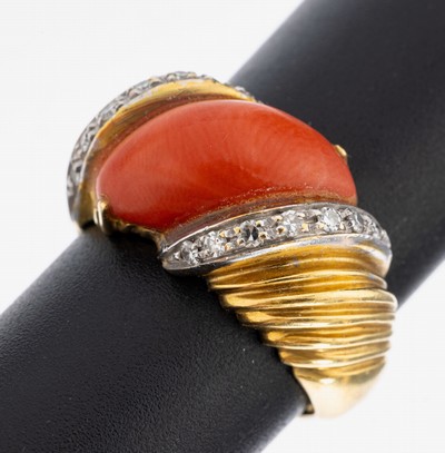 18 kt Gold Korallen-Diamant-Ring, GG/WG 750/000, mittig geschwungener Korallen- Cabochon, seitl. 14 in WG gefasste kl. 8/8- Diamanten, Ringschultern ...