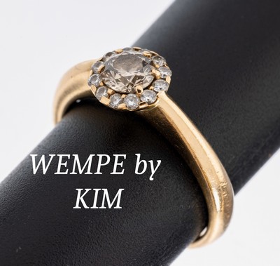 18 kt Gold WEMPE by KIM Brillant-Ring, GG 750/000, mittig Brillant ca. 0.50 ct Braun/si,umgeben von 12 Brillanten zus. ca. 0.12 ct Weiß/si, RW 57, ...