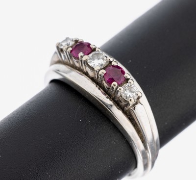 14 kt Gold Brillant-Rubin-Ring, WG 585/000,3 Brillanten zus. ca. 0.26 ct Weiß/p, 2 rundfacett. Rubine zus. ca. 0.20 ct, RW 58 ca. 5.8 g, ...