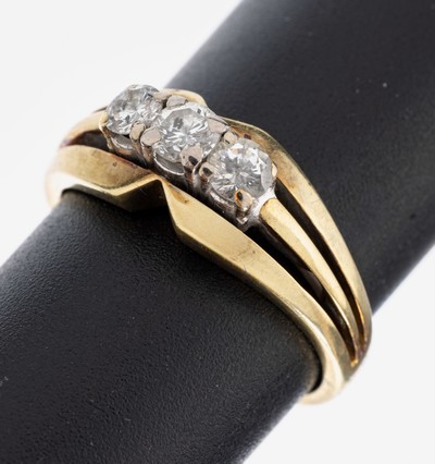 14 kt Gold Brillant-Ring, GG/WG 585/000, 3 in WG gefasste Brillanten zus. ca. 0.50 ct Weiß/p, RW 55, ca. 5.4 g