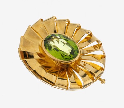 18 kt Gold Peridot-Brosche, GG 750/000 gepr., geschwungen, mittig ovalfacett. Peridotca. 25 ct, ca. 4.8 x 3.8 cm, ca. 20.8 g