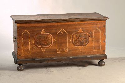 Flachdeckeltruhe, süddeutsch, um 1800, Nußbaum mit Fadenintarsien und Wurzelnußfurnier, ca. 68x125x58 cm, EZ 2-3