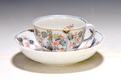 Tasse mit UT, Meissen, um 1760-70, Porzellan, Strohblumendekor mit Goldmalerei, signiert "Mö" für Blaumaler Möbius, D. UT 13,5 cm