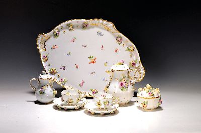 Tete-a-tete, Meissen, Knaufzeit/Anfang 20.Jh., Porzellan, gestreute Blümchen, applizierte Blüten und Blätter mehrfach best., mehrfach restauriert, ...