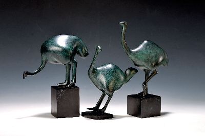 Peter Woytuk, geb. 1958, 3 Bronzeskulpturen von Straußen, alle sign., H. ca. 24/21/18cm