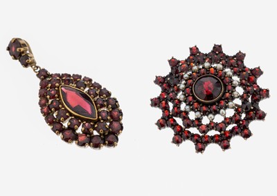 Granat-Konvolut, best. aus: 1 Anhänger, GG 333/000, bewegl. Abhängung, mittig Granat -Navette umgeben von rundfacett. Granaten, L. ca. 4.8 cm, ca. ...