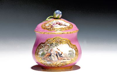 Cremetöpfchen mit Rokokomalerei, Meissen, um 1750-65, purpurfarbener Fond, Bildkartuschen mit Galanterien, Goldstaffage, Deckelrose berieben, l. ...