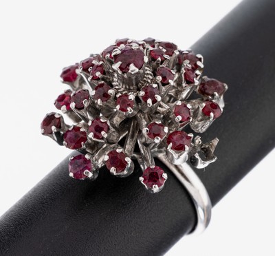 10 kt Gold Rubin-Pagodenring, WG 417/000, hoch aufgebauter Ringkopf, bes. mit rundfacett. Rubinen zus. ca. 1.10 ct, (1 Steinfehlt), RW 52, ca. 7.0 g