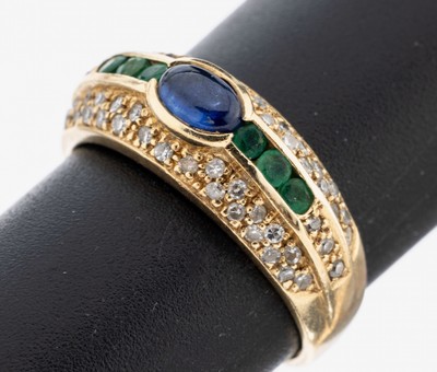 14 kt Gold Farbstein-Diamant-Ring, GG 585/000, mittig ovaler Saphir-Cabochon ca. 0.50 ct, 6 ovalfacett. Smaragde zus. ca. 0.12 ct, 56 8/8-Diamanten ...