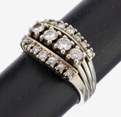 18 kt Gold Diamant-Ring, WG 750/000, mittig4 Brillanten zus. ca. 0.34 ct Weiß/si, umgeben von 6 Brillanten und 8 8/8- Diamanten zus. ca. 0.18 ct ...