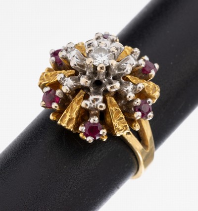 18 kt Gold Rubin-Brillant-Pagodenring, GG/WG 750/000, hoch aufgebauter Ringkopf, 6 rundfacett. Rubine zus. ca. 3.34 ct, in WG gefasster Brillant ca. ...