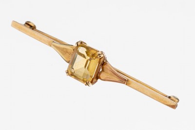 9 kt Gold Citrin-Brosche, England um 1930, GG 375/000, facett. Citrin ca. 2.10 ct, L. ca. 5.5 cm, ca. 3.7 g, Marken z.T. verschlagen