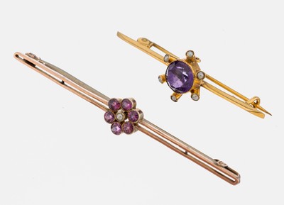 9 kt Gold Konvolut 2 Broschen, England um 1900, RG/GG 375/000, 1 x GG, mittig ein rundfacett. Amethyst ca. 1.00 ct, umgeben von 6 kl. Zuchtperlen, ...