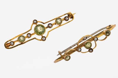 9 kt Gold Konvolut 2 Peridot-Perl-Broschen, England um 1900, GG 375/000, 1x geschwungene Gestaltung, 3 rundfacett. Peridotzus. ca. 1.20 ct, bes. mit ...